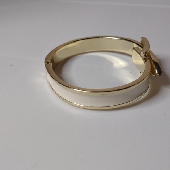 7 Inch White And Gold Tone Belt Buckle Bracelet - Picture 4 of 8